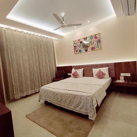 Hotel Luxuria Лудяна Екстериор снимка