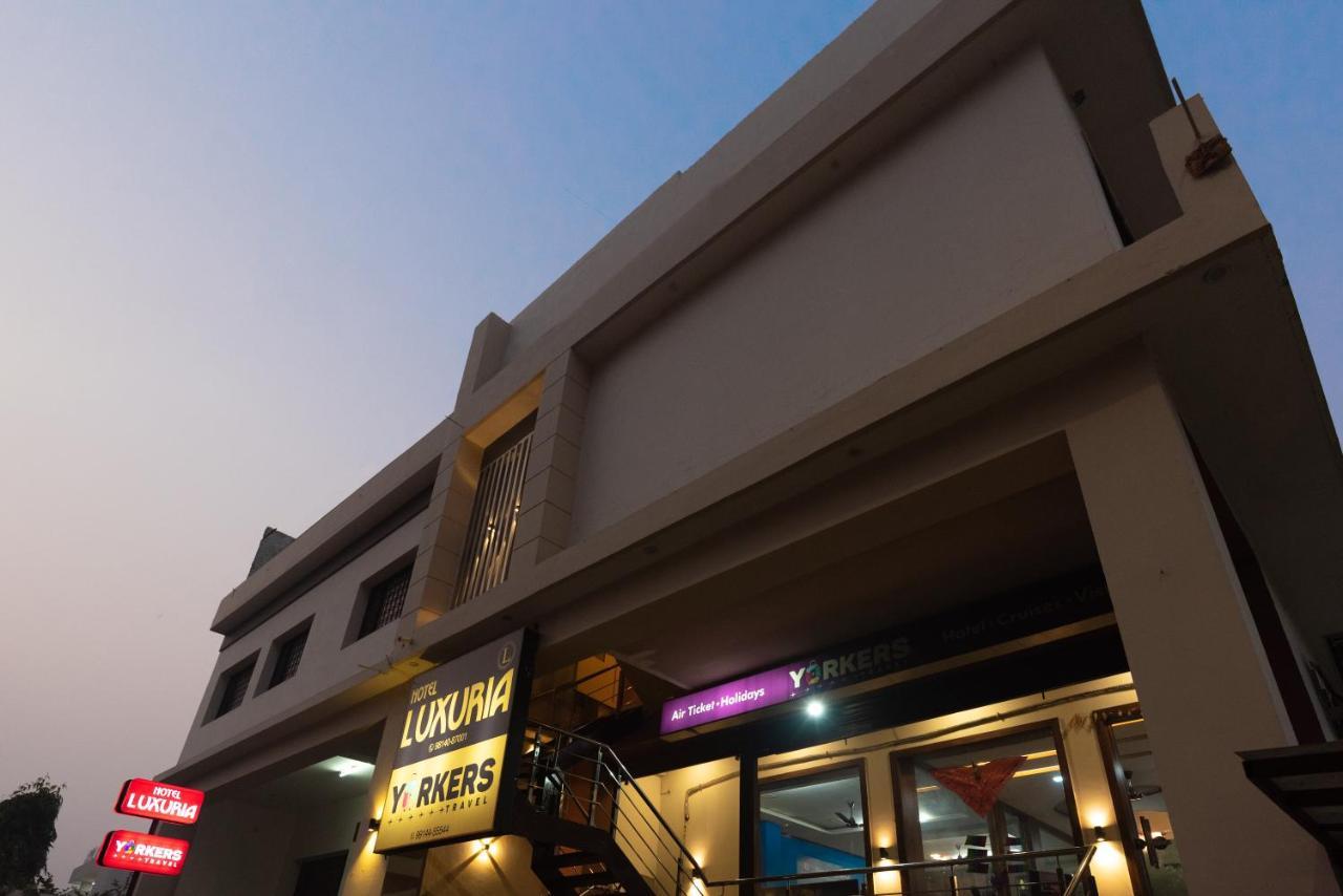 Hotel Luxuria Лудяна Екстериор снимка