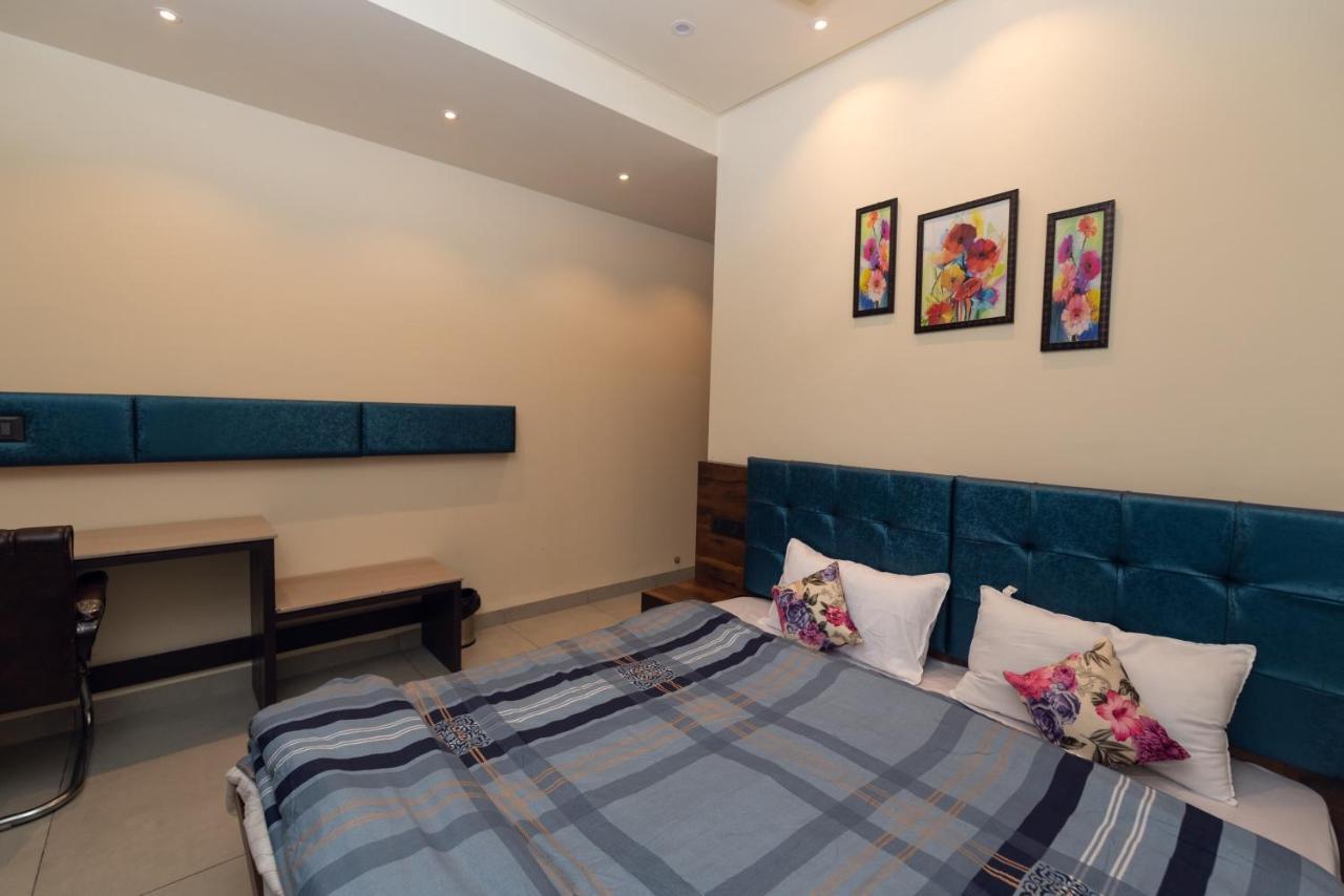 Hotel Luxuria Лудяна Екстериор снимка