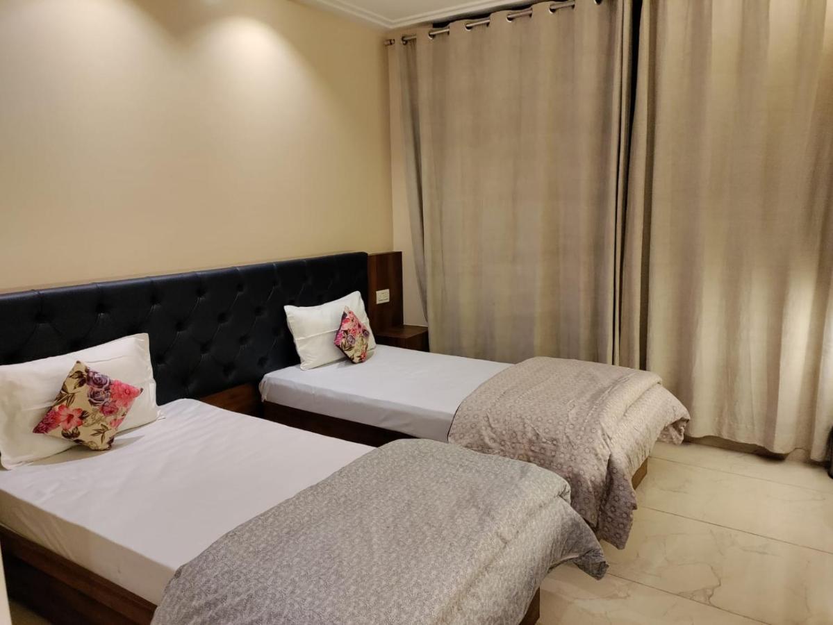 Hotel Luxuria Лудяна Екстериор снимка