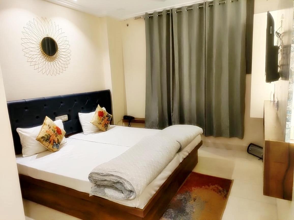 Hotel Luxuria Лудяна Екстериор снимка