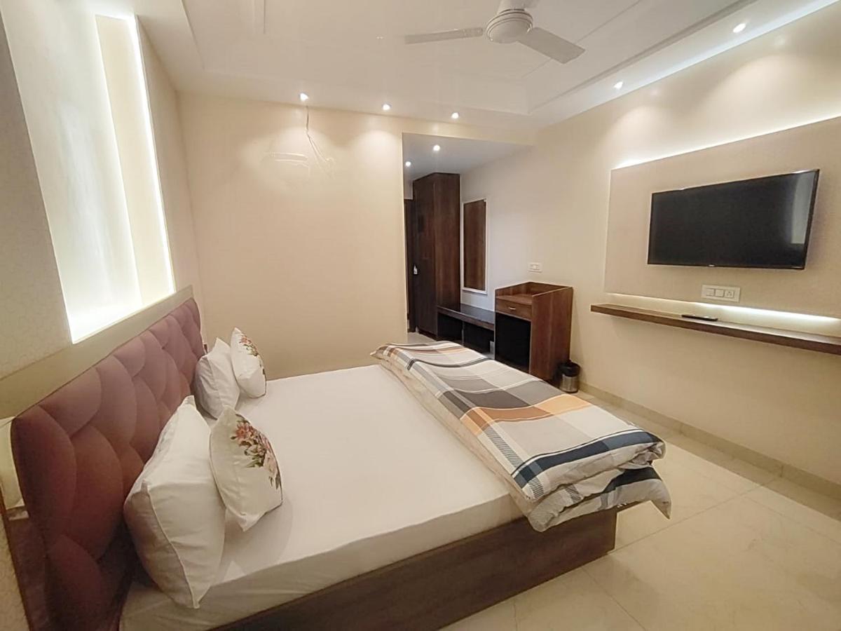 Hotel Luxuria Лудяна Екстериор снимка