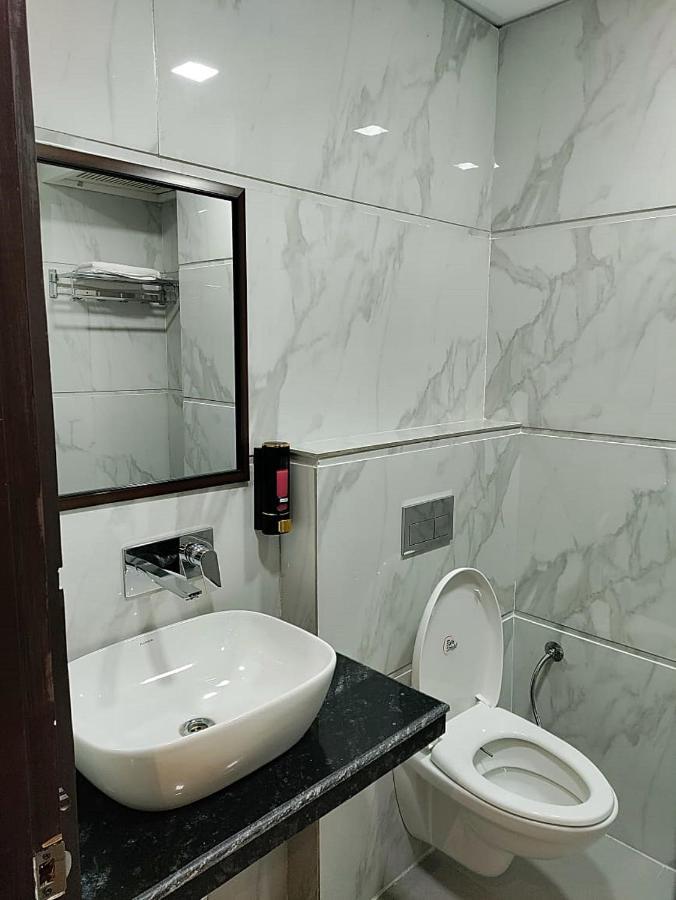 Hotel Luxuria Лудяна Екстериор снимка