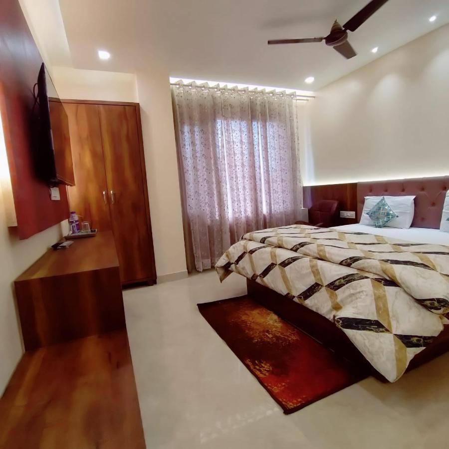 Hotel Luxuria Лудяна Екстериор снимка