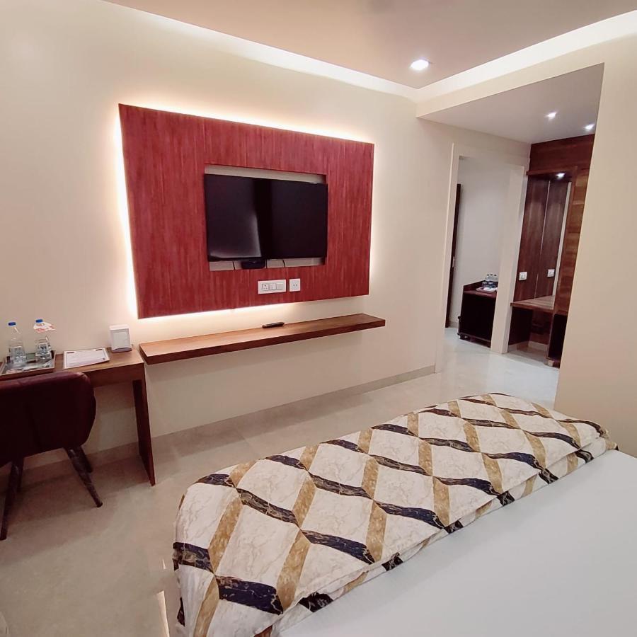 Hotel Luxuria Лудяна Екстериор снимка